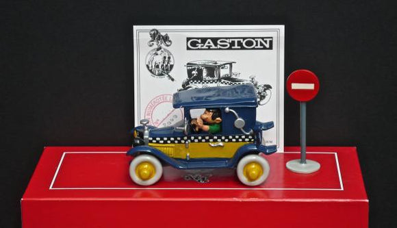 Gaston dans sa voiture (4704)