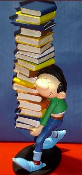 Gaston et sa pile de livres