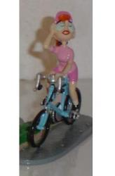 Mademoiselle Jeanne cycliste en tenue rose sur vélo bleu ciel