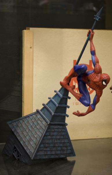 Peter Parker Spiderman (sur le toit du building)