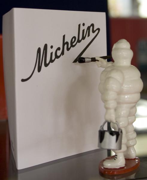 Bibendum peignant la signature Michelin  (6101)