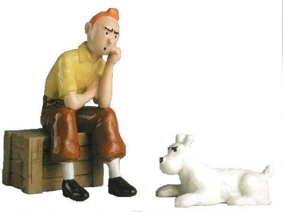 Tintin assis sur une caisse - 