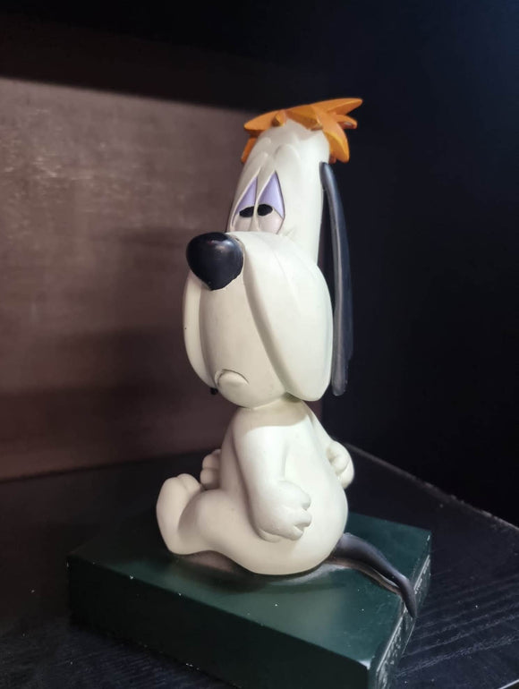 Droopy assis